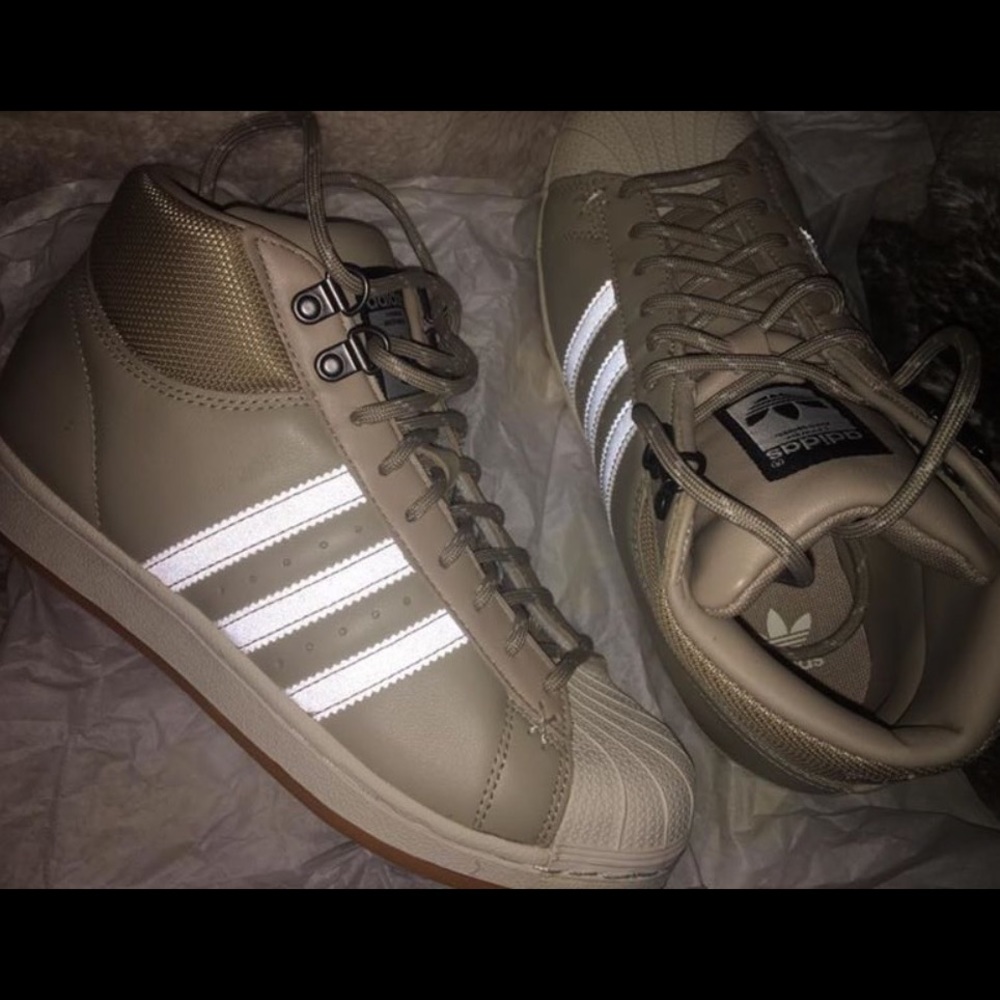 US Women Size 6 High Top Adidas Originals